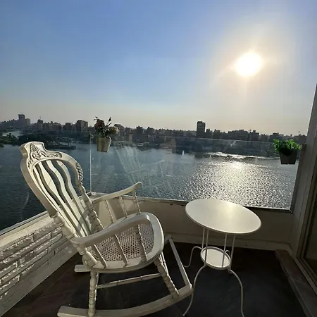 شقه فندقيه عائليه اطلاله على النيل بانوراما Cairo Exterior photo
